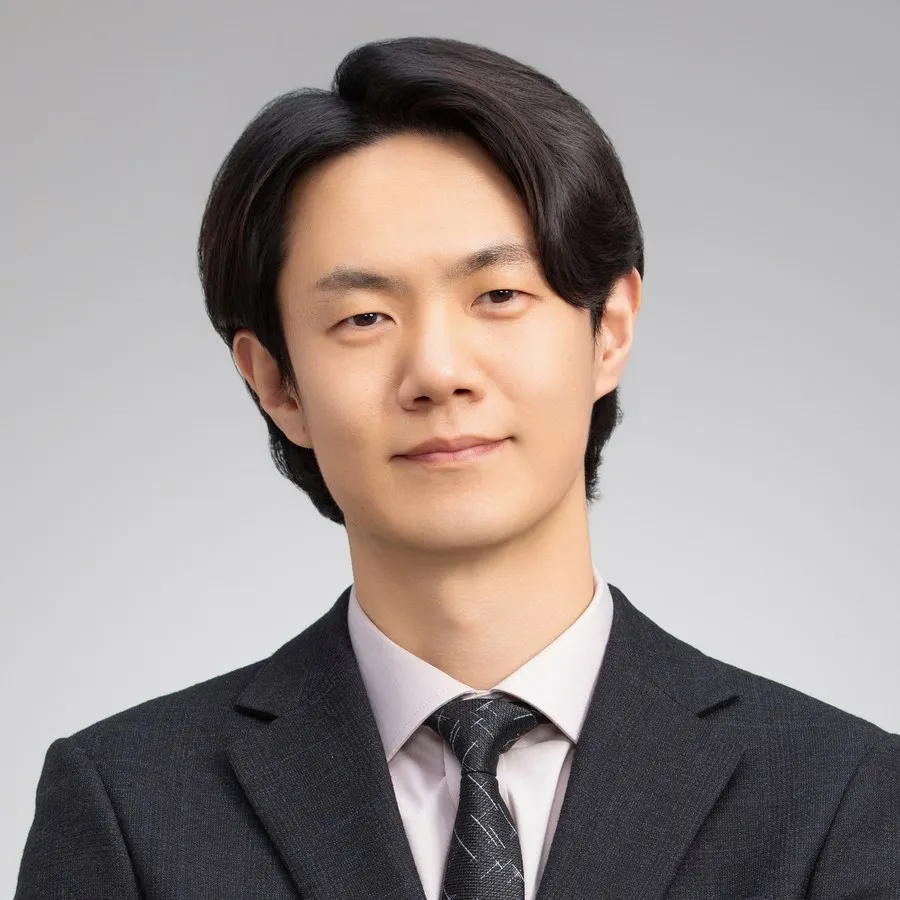 정장을 입고 정면을 바라보는 강재현 약사의 얼굴 사진.